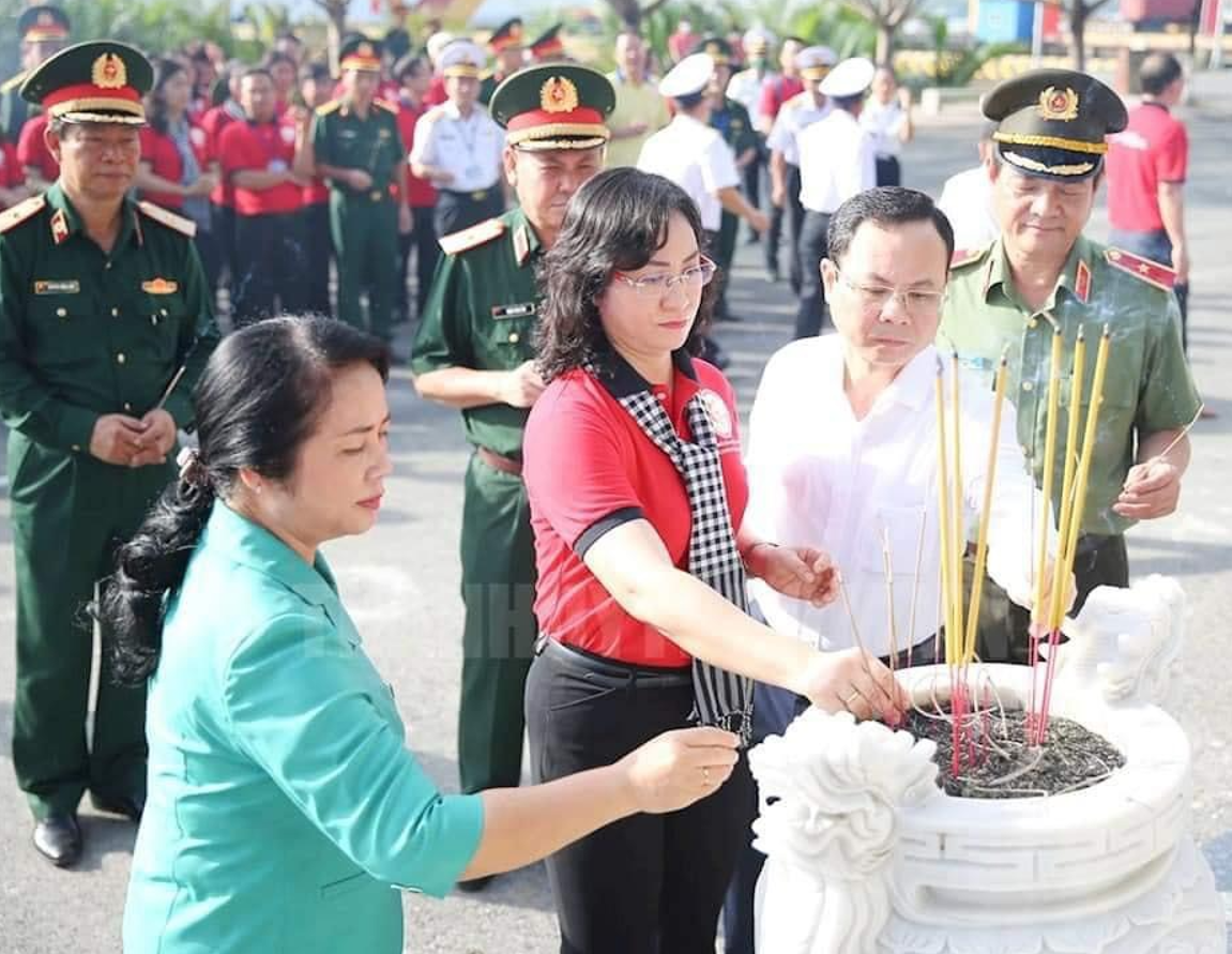 Đoàn đại biểu TP HCM thăm quần đảo Trường Sa và nhà giàn DK1 - Hình 2 Doan dai bieu TP HCM tham quan dao Truong Sa va nha gian DK1-Hinh-2