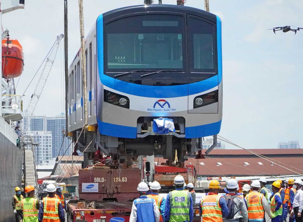 Hai đoàn tàu cuối cùng của tuyến Metro Số 1 đã về TP HCM Hai doan tau cuoi cung cua tuyen Metro So 1 da ve TP HCM