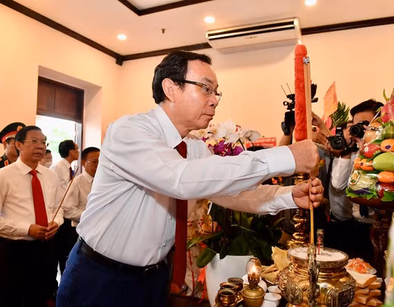 Lanh dao TP HCM dang huong tuong nho ngay sinh Chu tich Ho Chi Minh