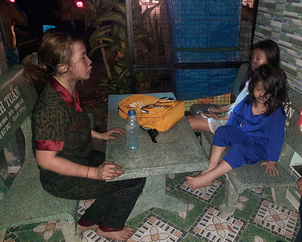 TP HCM: Giải cứu ba mẹ con mắc kẹt trong vụ hỏa hoạn TP HCM: Giai cuu ba me con mac ket trong vu hoa hoan