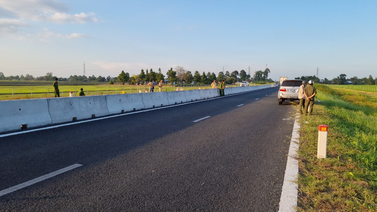 Bat nghi can no sung cuop taxi tren cao toc Lo Te - Rach Soi-Hinh-2