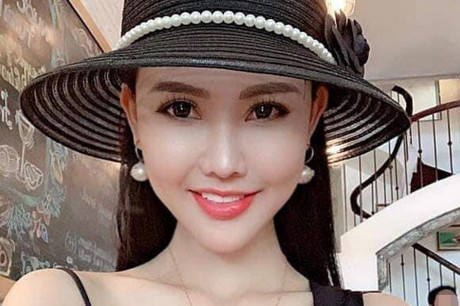 Để thổi giá gái mại dâm, ngoài việc tạo vỏ bọc cho "gà" của mình mác sinh viên, Cúc còn cho gái mại dâm tham gia các cuộc thi sắc đẹp đến gắn mác hoa khôi, hoa hậu... Sau đó, Nguyễn Thị Cúc thường quảng cáo "đào" với các đại gia, thiếu gia rằng, dàn “chân dài” của Cúc có đủ các “ngón nghề”, biết chiều khách “tới bến”.