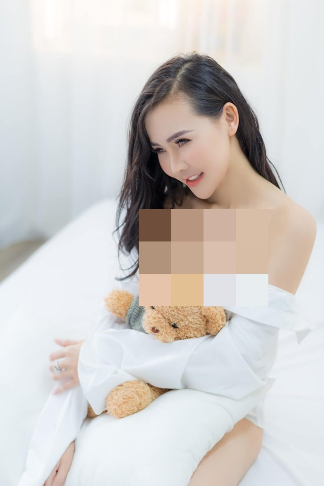 Bên cạnh đó, trên người “tú bà” xài toàn đồ hiệu xa xỉ. Nhìn bề ngoài, Cúc thuộc diện “hot girl”, sang chảnh.