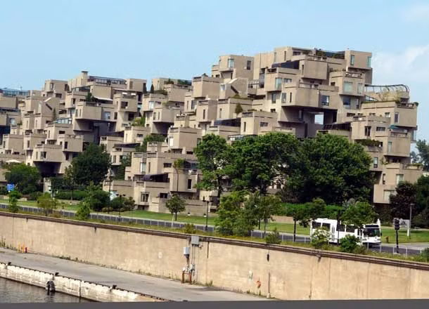 Những căn nhà độc đáo theo lối kiến trúc kỳ lạ được xếp lệch lạc nhau để tận dụng ánh sáng tự nhiên, tuy vậy xây nhà kiểu này có vẻ hơi... tốn đất. Ảnh: List25.