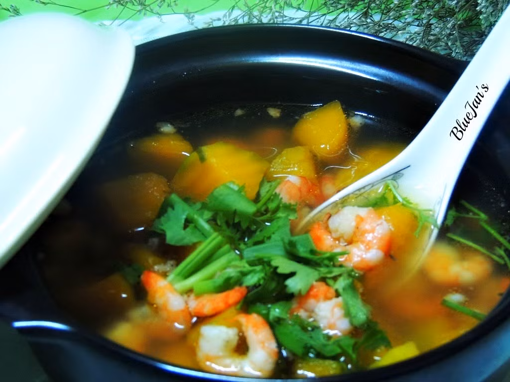 Canh bí đỏ nấu tôm: Canh này rất thơm ngon và bổ dưỡng với các bé vì tôm giúp cung cấp nhiều canxi đáp ứng được nhu cầu phát triển của cơ thể nhất là với các bé dưới 5 tuổi.