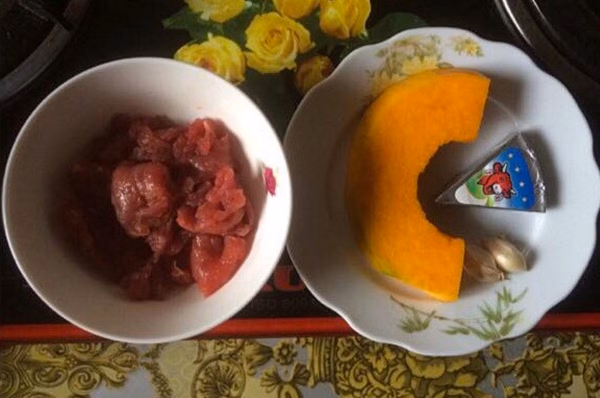 Cháo bí đỏ nấu thịt bò phô mai: Đây là món ăn rất bổ dưỡng vì hàm lượng protein và đạm có trong thịt bò là rất lớn. Phô mai khiến món ăn có mùi vị thơm ngon, dễ ăn hơn cho các bé.