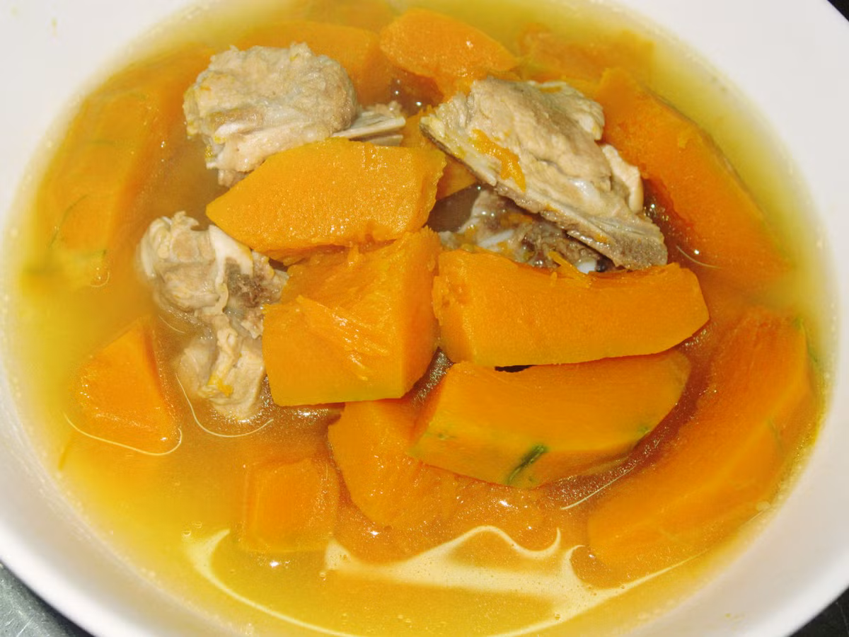 Canh bí đỏ nấu xương: Món ăn này rất ngon và bổ dưỡng với các bé. Các chất bổ dưỡng quan trọng trong món này phải kể đến canxi, sắt, magiê...