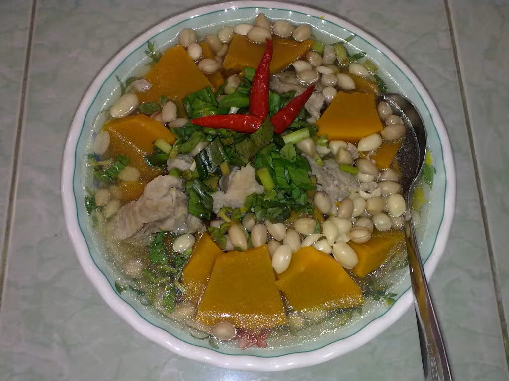 Canh bí đỏ nấu lạc (đậu phộng): Trong lạc có chứa nhiều vitamin và khoáng chất, đặc biệt là lạc có tác dụng làm giảm lượng cholesterol xấu trong cơ thể giúp phòng chống béo phì cho bé.