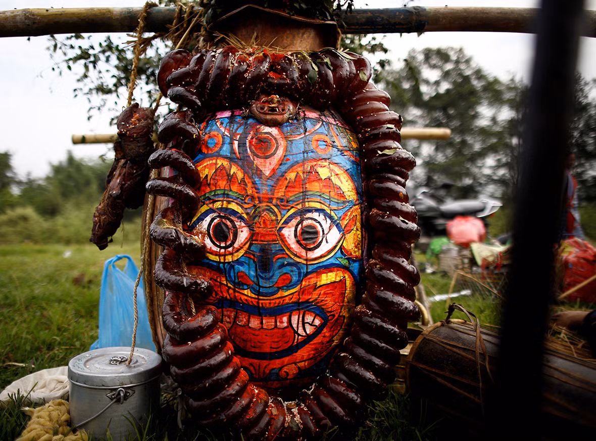 Môn đồ của quỷ dữ có nhiệm vụ giết một con dê và tưới máu dê lên một chiếc mặt nạ khác là biểu tượng cho quỷ dữ. Đây là nghi thức hiến tế truyền thống với hy vọng quỷ dữ sẽ không phá phách mùa màng, gây dịch bệnh cho người dân sau khi đã được tặng vật tế thần là một chú dê núi.