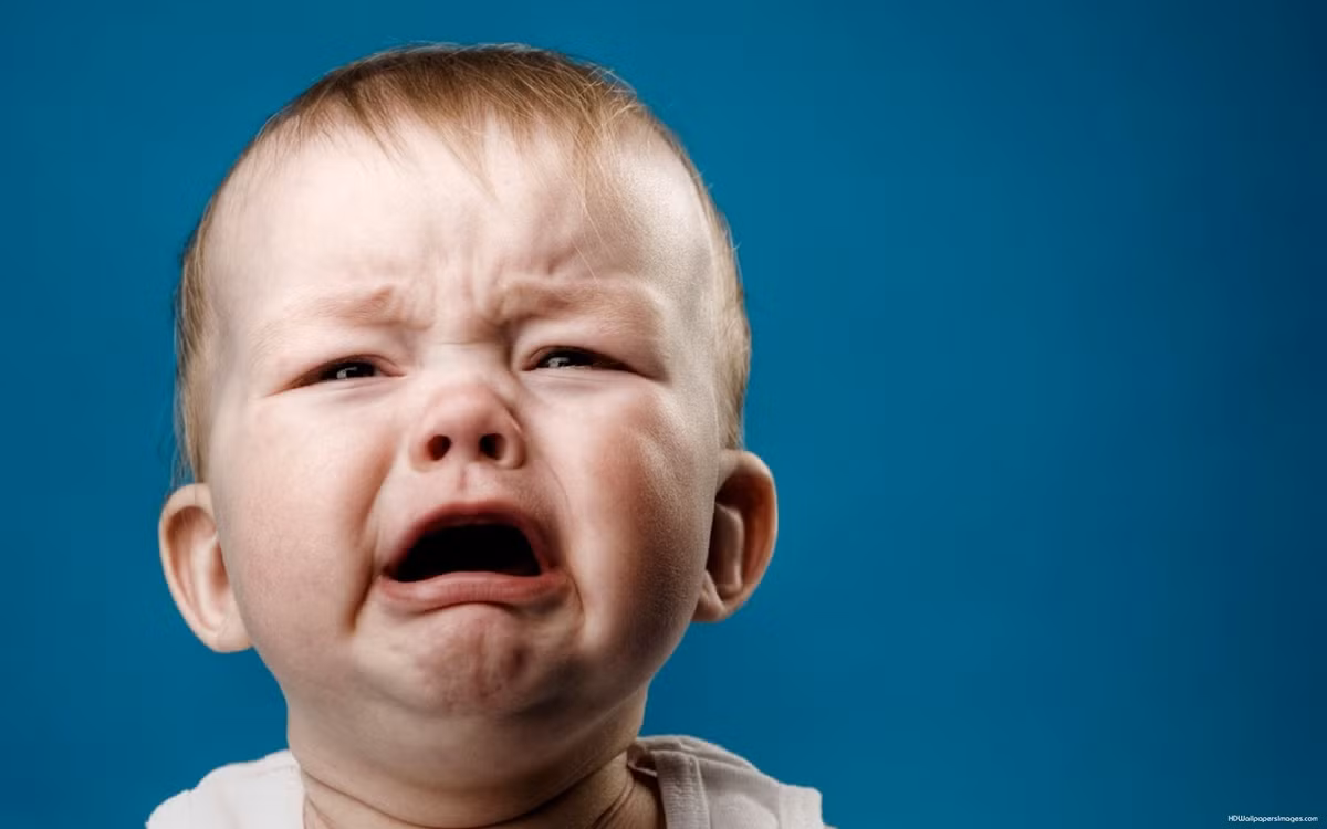 Việc chụp ảnh bé khi bé đang ăn hoặc đang ngủ sẽ khiến bé không tập trung vào việc mình đang bị chụp "trộm" và không khóc. Những bức ảnh trong cuộc sống thường ngày nhiều khi lại đẹp và đáng yêu hơn những bức hình chụp nghệ thuật được tạo hình tỉ mỉ.