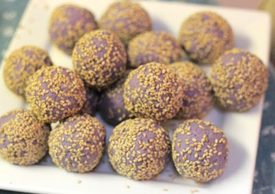 Một trong những món ngon từ đậu đen đó là bánh rán khoai lang tím nhân đậu đen. Khoai lang được coi là một loại siêu thực phẩm và có thể để bé ăn món bánh rán này thay cơm. Thêm nữa, cả khoai lang và đậu đen đều có hàm lượng cholesterol rất thấp nên các mẹ khỏi lo chuyện bé bị béo phì.