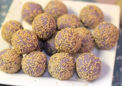 Một trong những món ngon từ đậu đen đó là bánh rán khoai lang tím nhân đậu đen. Khoai lang được coi là một loại siêu thực phẩm và có thể để bé ăn món bánh rán này thay cơm. Thêm nữa, cả khoai lang và đậu đen đều có hàm lượng cholesterol rất thấp nên các mẹ khỏi lo chuyện bé bị béo phì.