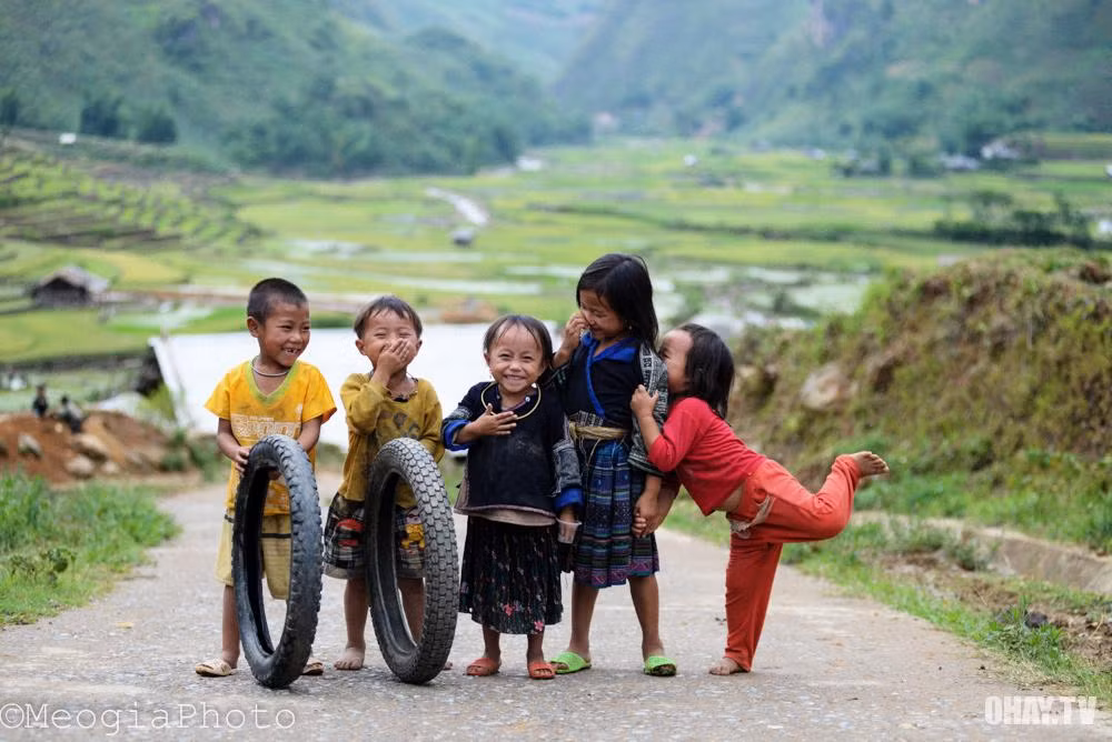 Do cuộc sống còn nhiều khó khăn và thiếu thốn nên những em nhỏ này tận dụng những chiếc lốp xe cũ làm đồ chơi. Ảnh: Ohay.