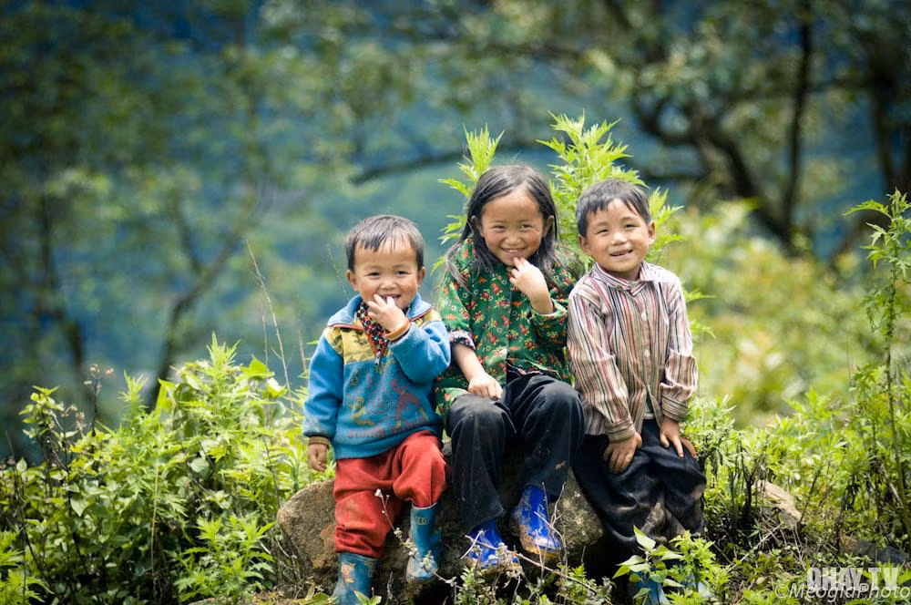 Những em nhỏ trên cao nguyên đá Đồng Văn ở tỉnh Hà Giang. Ảnh: Ohay.