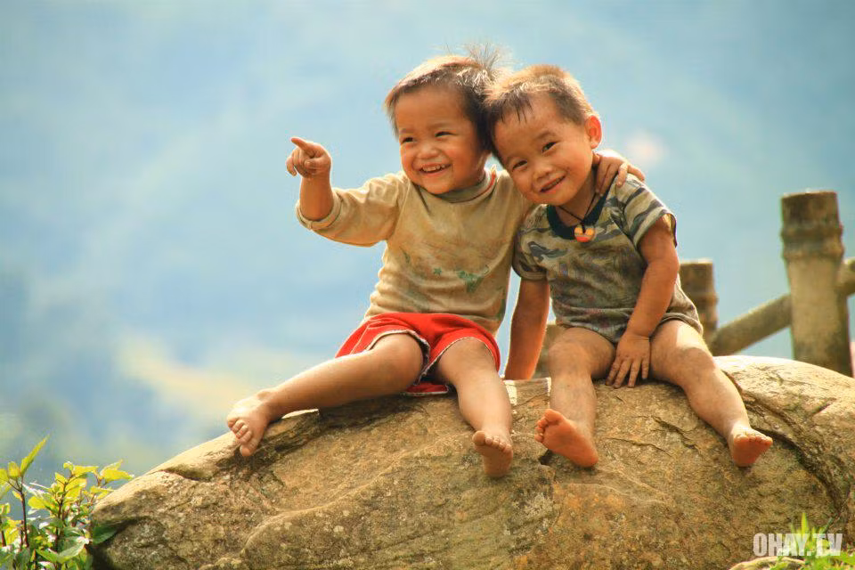 Hình ảnh hai chú nhóc ngồi chơi trên một phiến đá ở Lai Châu, Điện Biên. Ảnh: Ohay.
