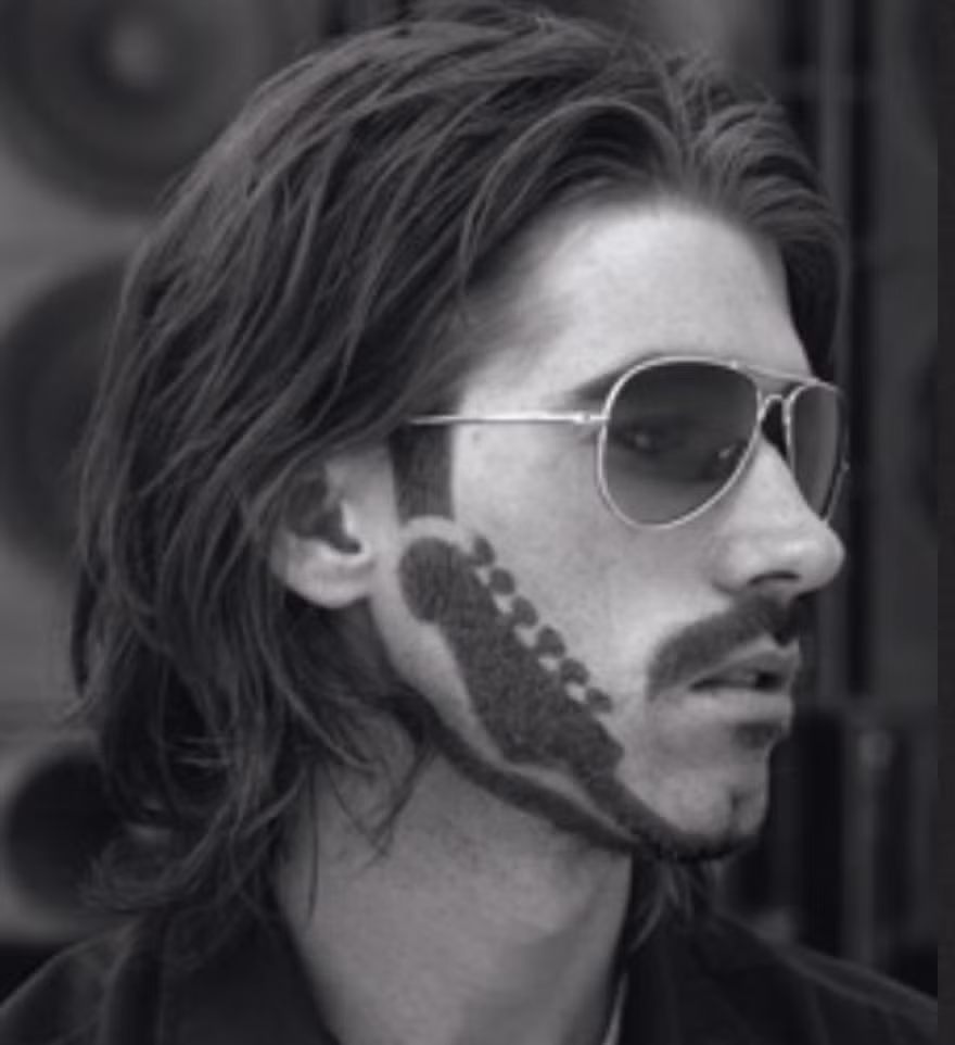 Một anh chàng đam mê nhạc rock muốn tỉa râu của mình thành hình cây đàn Guitar. Ảnh: Bodo.