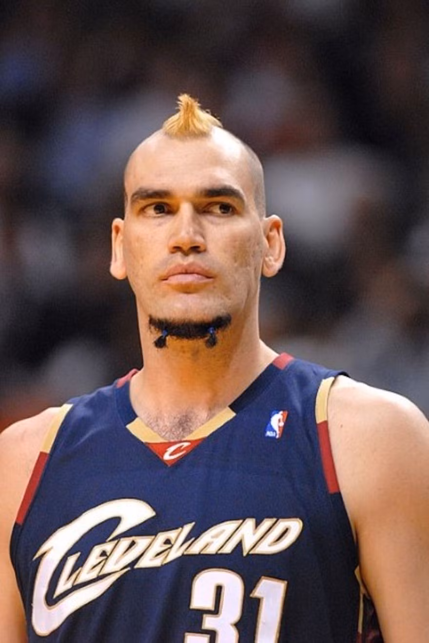 Kiểu râu buộc hai búi trông khá phong cách nhưng cũng không kém phần... buồn cười. Ảnh: Bodo.