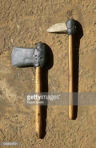 Nếu xếp theo thang tiến hóa của thế giới văn minh thì những người thổ dân Nam Mỹ ngày nay mới phát triển đến giai đoạn đồ sắt. Họ đã có kỹ thuật nung chảy kim loại để đúc thành lưỡi rìu, lưỡi quốc như thế này. Ảnh: Earthsic.