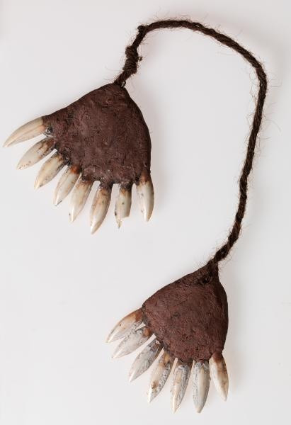 Một món đồ vừa có thể coi là trang sức vừa là vũ khí cận chiến được bện từ tóc và dây thừng với hai đầu là đất nung cùng với những chiếc móng động vật được vuốt sắc nhọn. Ảnh: Pinterest.