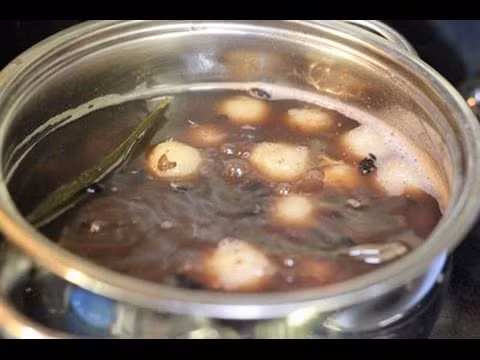 Chè đậu đen kiểu Thái với những cục sắn viên bột và đường sẽ là một món khoái khẩu đối với các bé háu đồ ngọt. Món ăn này khá công phu vì phải thêm công đoạn gọt vỏ, bào mịn và trộn củ sắn nhưng chắc chắn sản phẩm của các mẹ sẽ "hết veo" chỉ trong phút chốc.