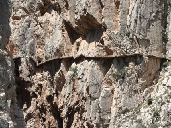 Tuy nhiên, điều đó không thể ngăn cản được những người ưa mạo hiểm đến con đường tử thần này để thử cảm giác tột độ của nỗi sợ. Ảnh: Thewondrous.