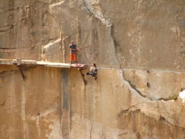 Tuy vậy, nhiều người vẫn bất chấp tất cả để thử cảm giác "đánh đu với tử thần" ở nơi đây. Ảnh: Thewondrous.