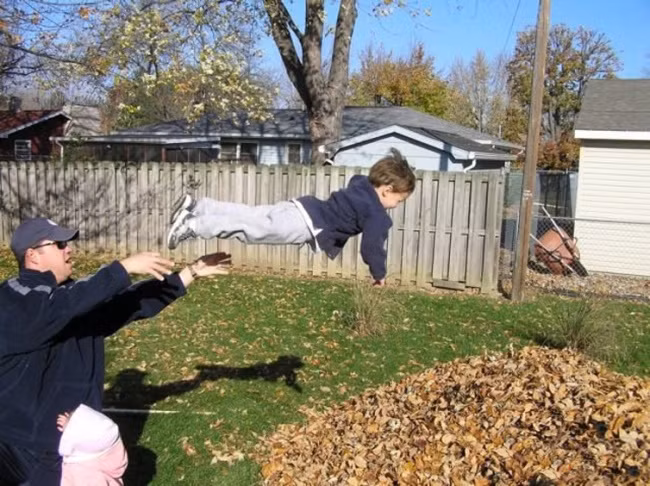 Thậm chím cha mẹ các em cũng vào "tiếp tay" cho những hành động quậy phá của con trẻ.