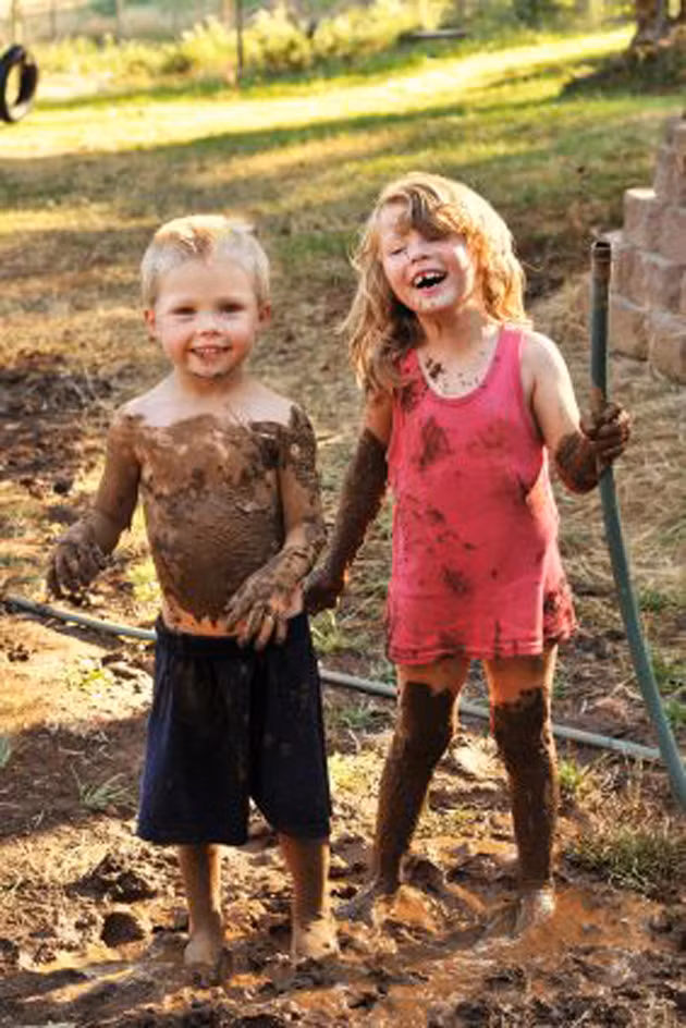 Hai bé nghịch bẩn cùng nhau. Bất cứ cha mẹ nào nhìn thấy con mình trong bộ dạng này chắc cũng đều lắc đầu nhưng đây lại là việc bất cứ em nhỏ nào cũng muốn làm.