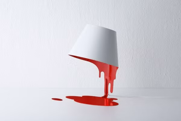 Không chỉ có ngoại hình độc đáo mà chiếc đèn ngủ này còn có một lớp sơn bóng màu đỏ khiến ảnh sáng màu được hắt ra cả căn phòng.