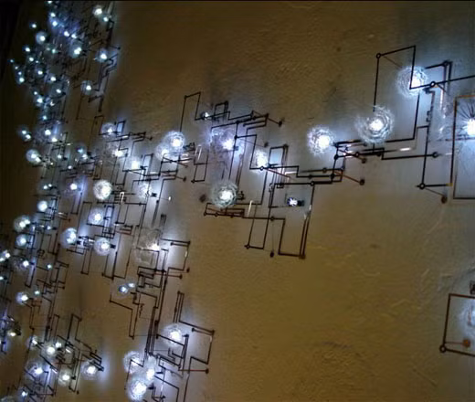 Đèn theo phong cách vi mạch bán dẫn được gắn lên tường, có thể sử dụng để dẫn đường cho bạn vào nhà vệ sinh hoặc xuống cầu thang vào buổi tối.