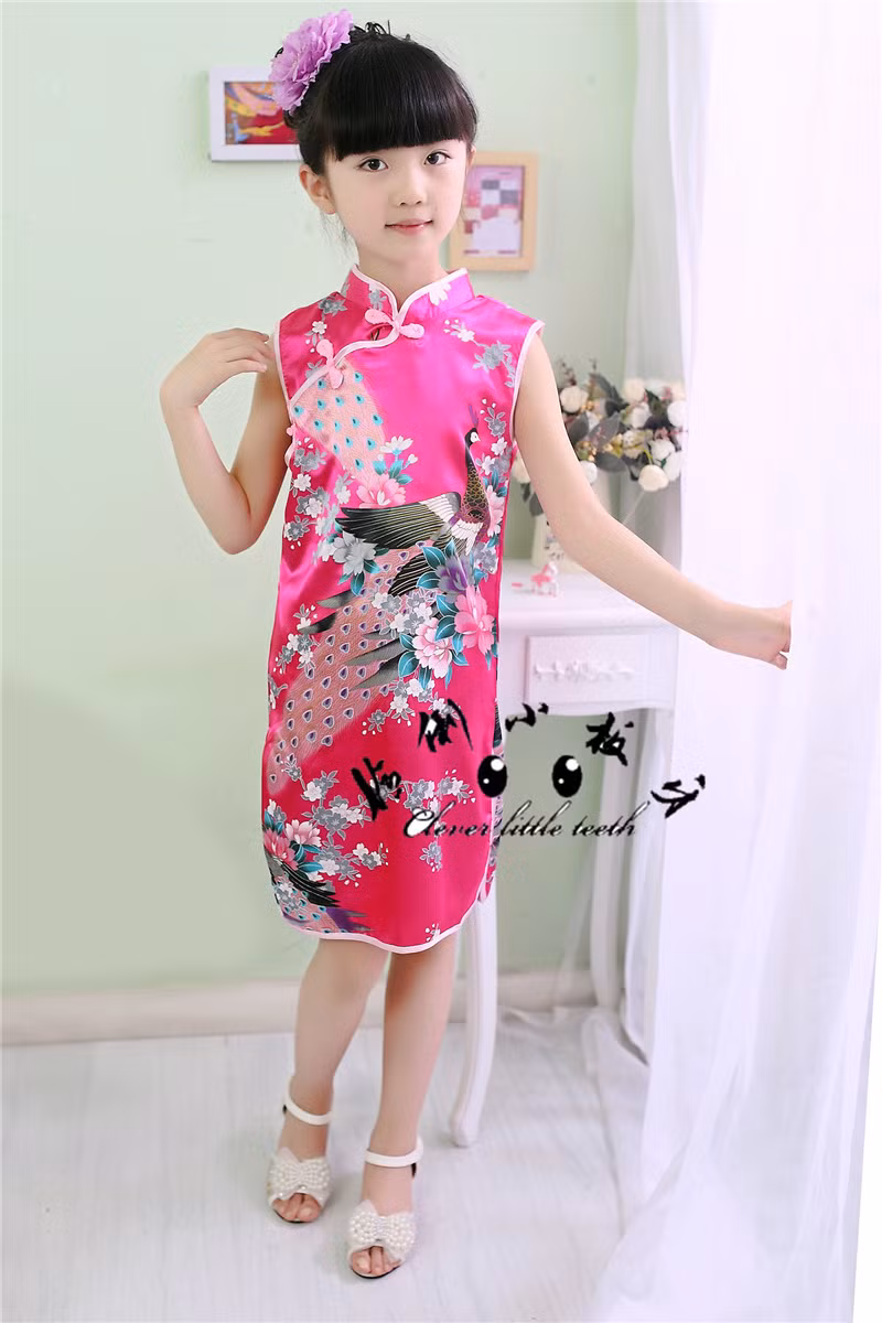 Các bé gái Trung Quốc cũng không hề tỏ ra kém cạnh với những bộ xường xám đầy màu sắc. Ảnh: Aliexpress.