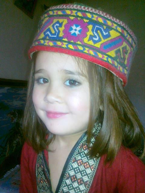 Em bé đội chiếc mũ truyền thống của dân tộc Hunza, Pakistan. Ảnh: Haibye.