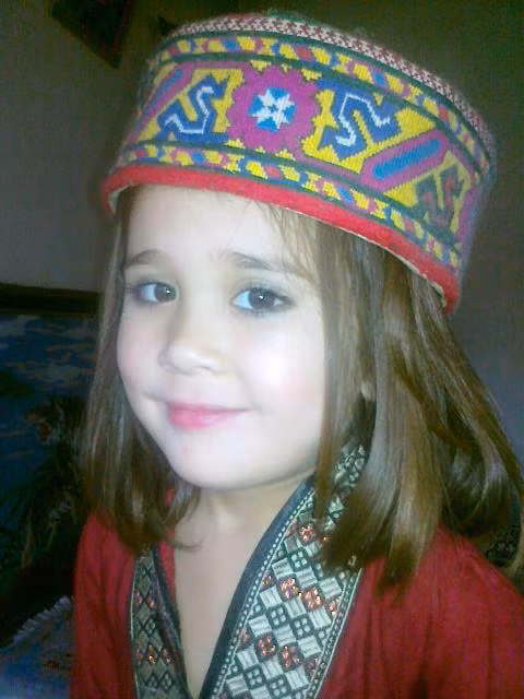 Em bé đội chiếc mũ truyền thống của dân tộc Hunza, Pakistan. Ảnh: Haibye.