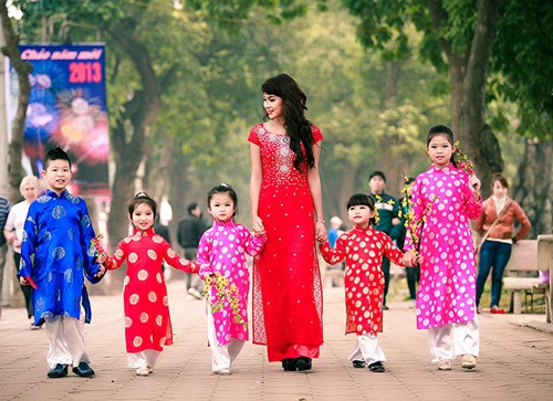 Không thể không nhắc đến những mẫu áo dài truyền thống cho cả bé trai lẫn bé gái cực đáng yêu như thế này. Ảnh: Lamchame.