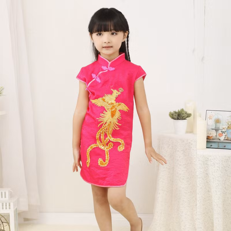 Bé gái xinh xắn trong bộ áo dài truyền thống của người Trung Quốc. Ảnh: Aliexpress.