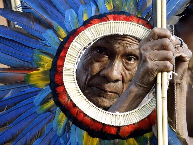 Những thổ dân sinh sống ở những khu vực hẻo lánh trong rừng rậm Amazon vẫn bảo toàn được nguyên vẹn giá trị văn hóa lâu đời của họ dù môi trường sống của họ đang ngày càng bị thế giới văn minh xâm lấn. Ảnh: Daniel Rodrigues.