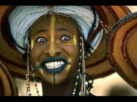 Mặc dù có những nơi thổ dân và người dân bản xứ chỉ cách nhau nửa ngày đường, thổ dân vẫn đến các thị trấn xung quanh để buôn bán trao đổi hàng hóa nhưng tuyệt nhiên họ không bao giờ mặc quần áo. Ảnh: Robertharding.