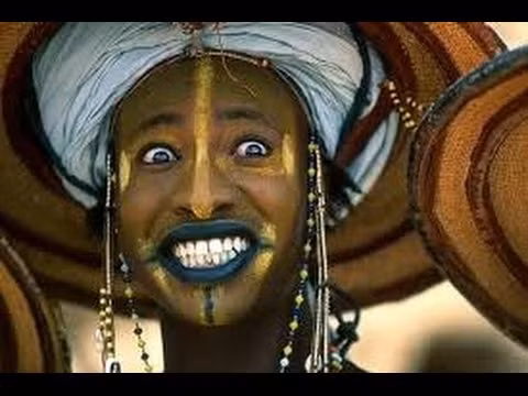 Mặc dù có những nơi thổ dân và người dân bản xứ chỉ cách nhau nửa ngày đường, thổ dân vẫn đến các thị trấn xung quanh để buôn bán trao đổi hàng hóa nhưng tuyệt nhiên họ không bao giờ mặc quần áo. Ảnh: Robertharding.