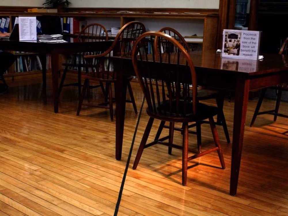 Đường biên giới giữa Canada và Mỹ xẻ đôi một thư viện. Bạn có thể đọc sách ở Mỹ và... gác chân qua phía Canada.