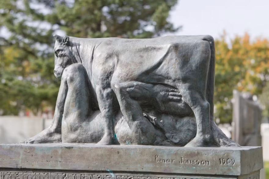 Bức tượng quái dị người đàn ông bú sữa trực tiếp từ vú bò ở Ireland. Ảnh: Bodo.