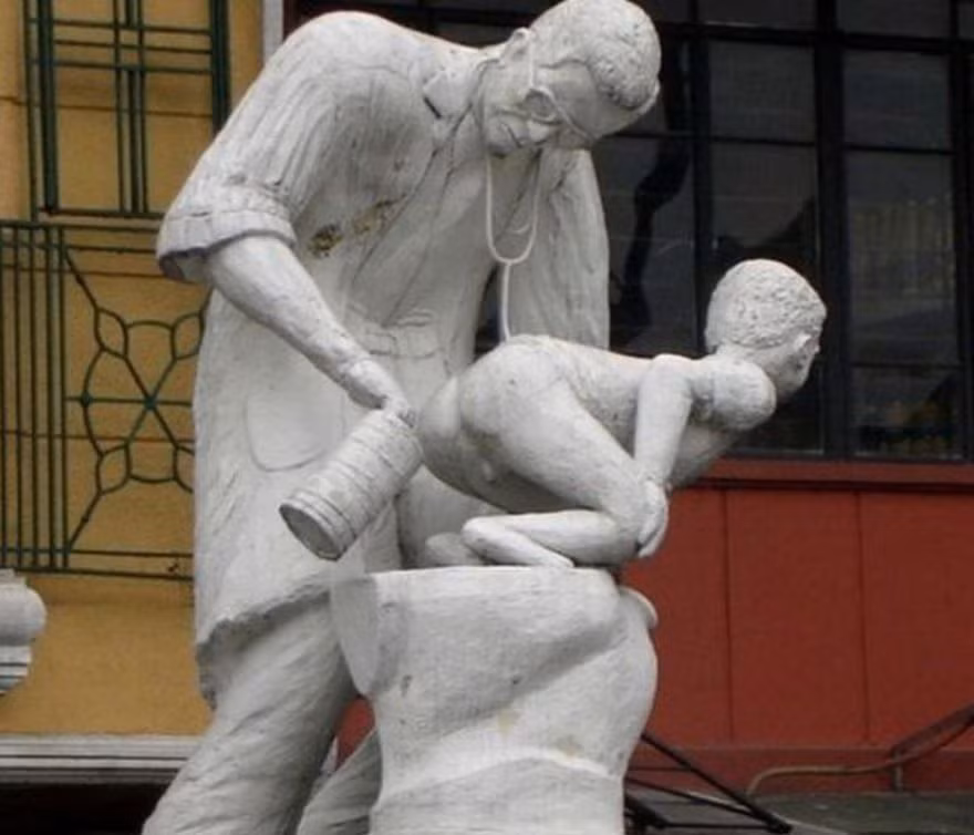 Bức tượng về hình ảnh một người đàn ông đang thu thập phân trẻ em ở Philippines. Ảnh: Bodo.