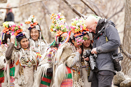 Với những bộ trang phục truyền thống rất sặc sỡ và bắt mắt, bộ tộc Drokpa đang là một điểm đến ưa thích của nhiều nhiếp ảnh gia và khách du lịch. Ảnh: Jimmy.