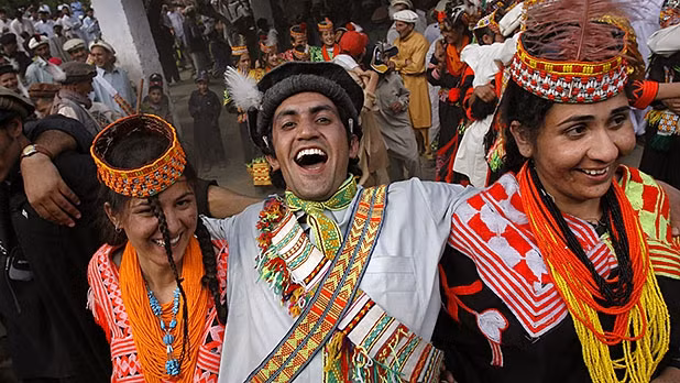 Những người đàn ông trong bộ tộc này có quyền trao đổi, mặc cả để trao đổi vợ mình với người còn lại tùy ý thích. Ảnh: Dailypakistan.