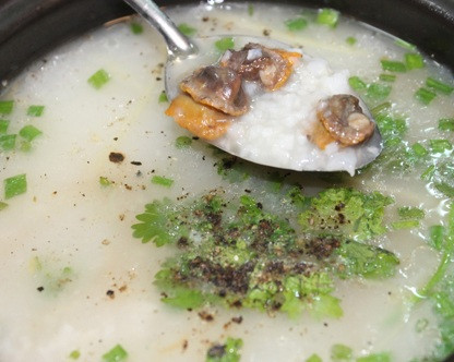 Trong trường hợp bé ăn dặm, các mẹ có thể sử dụng máy xay sinh tố xay nhuyễn sò huyết ra và trộn hỗn hợp đấy vào cháo sau đó ninh chín cho các bé dễ ăn hơn.