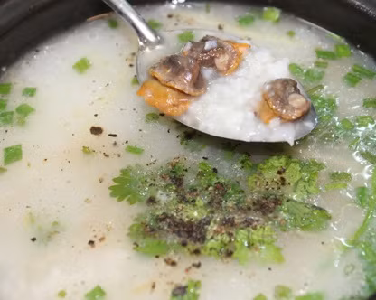 Trong trường hợp bé ăn dặm, các mẹ có thể sử dụng máy xay sinh tố xay nhuyễn sò huyết ra và trộn hỗn hợp đấy vào cháo sau đó ninh chín cho các bé dễ ăn hơn.