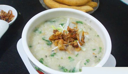 Trong trường hợp bé đã đủ lớn thì không cần phải xay nhuyễn mà cứ thế trộn cùng cháo cho bé ăn luôn sau khi xào. Nên chú ý ngâm ngao và rửa sạch hết đất, cát.