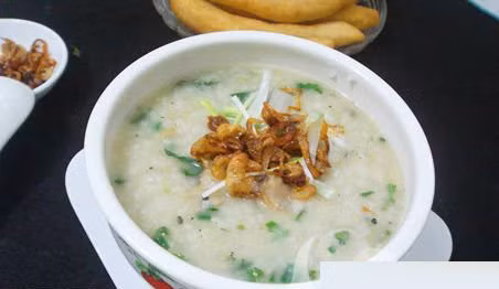 Trong trường hợp bé đã đủ lớn thì không cần phải xay nhuyễn mà cứ thế trộn cùng cháo cho bé ăn luôn sau khi xào. Nên chú ý ngâm ngao và rửa sạch hết đất, cát.