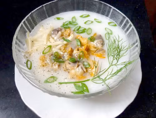 Cháo sò huyết có cách nấu cũng rất dễ, chỉ cần nấu cháo với gạo giã nhuyễn như bình thường sau đó cho sò huyết sau khi đã băm nhỏ vào ngoáy đều và ninh đến lúc chín là có thể sử cho bé sử dụng được.