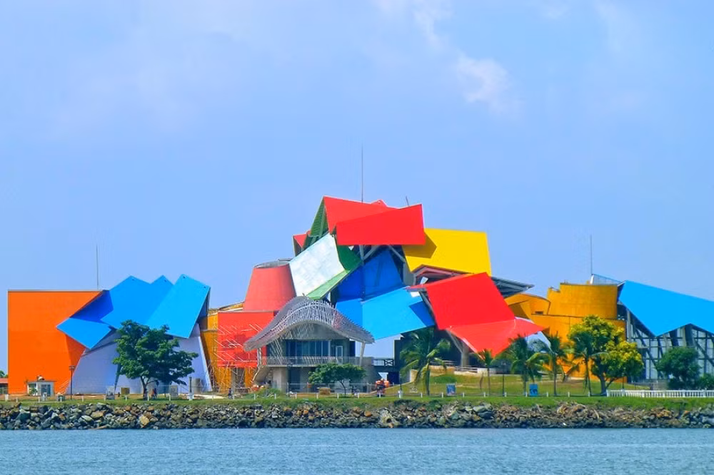 Mái nhà được xếp kiểu lớp nọ chồng lớp kia với màu sắc sặc sỡ. Ít ai tin rằng công trình đầy tính nghệ thuật này lại là một bệnh viện ở Scotland. Ảnh: Brightside.