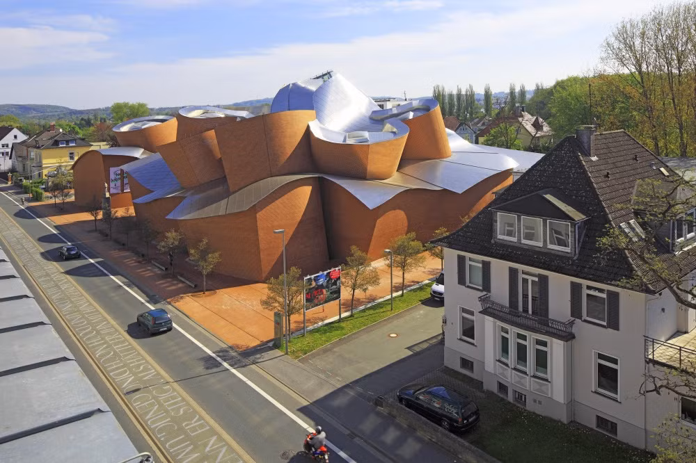 Tòa nhà hình dáng quái dị và không có bất cứ một chiếc cửa sổ nào ở Cleverland, Mỹ. Ảnh: Brightside.